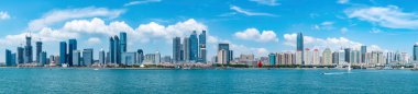 Qingdao modern şehir sahili kıyısı.