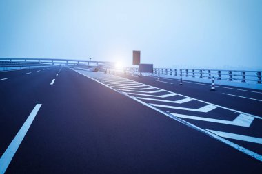 Şangay Çin 'deki viyadük kavşağında beton yol eğrisi..