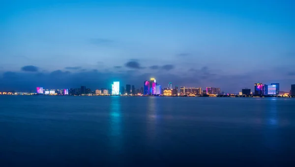 Qingdao Sahili Boyunca Şehir Mimarisinin Nightscape Skyline — Stok fotoğraf