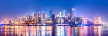 Chongqing şehir gece manzarası ve mimari manzaranın ufuk çizgisi