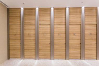 Alışveriş merkezindeki tuvaletin iç manzarası.