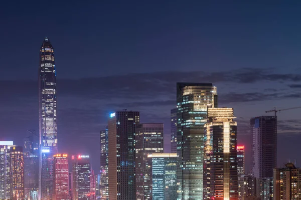 深圳市天际线与建筑景观夜幕 — 图库照片
