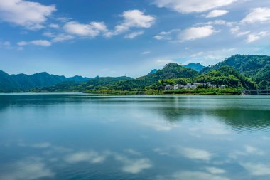 Hangzhou 'daki Qiandao Gölü' nün güzel manzarası.