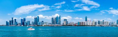 Qingdao modern şehir sahili kıyısı.
