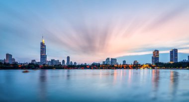 Nanjin 'deki Xuanwu Gölü ve Şehir Mimarisinin Skyline' ı