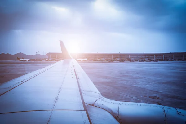 滑走路及び航空機の翼 — ストック写真