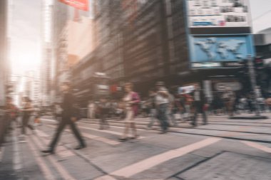 Hong Kong 'da sokak mimarı ve yayalar.