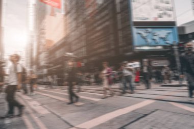 Hong Kong 'da sokak mimarı ve yayalar.