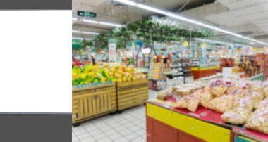 Reklam lambası kutusu ve bulanık süpermarket iç mekanı.