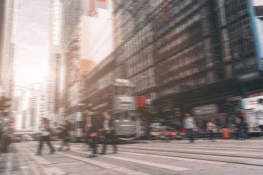 Hong Kong 'da sokak mimarı ve yayalar.