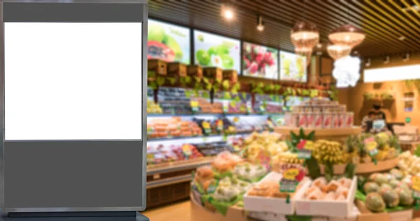Der Werbelampenkasten Und Das Unscharfe Supermarkt Interieur — Stockfoto