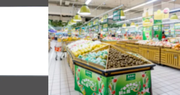 Het Reclamelampenkastje Het Wazige Supermarktinterieur — Stockfoto