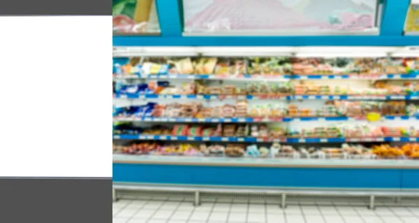 Het Reclamelampenkastje Het Wazige Supermarktinterieur — Stockfoto