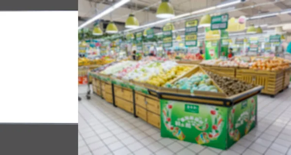 Der Werbelampenkasten Und Das Unscharfe Supermarkt Interieur — Stockfoto