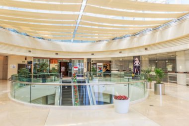 Bakkal mağazasının iç tarafındaki soyut bulanık alışveriş merkezi