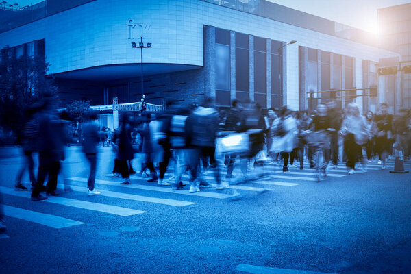 Люди идут по улице, размытое движение, Китай