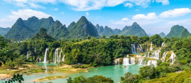Guangxi, Çin 'deki Detian Falls ve Vietnam' daki Banyue Falls.