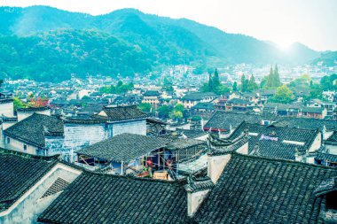 Fenghuang 'ın çok güzel bir manzarası var.