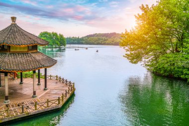 Hangzhou, Çin 'de gölü olan manzara.