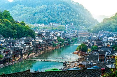 Fenghuang 'ın çok güzel bir manzarası var.