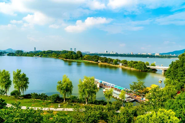 南京一个美丽的公园湖 — 图库照片