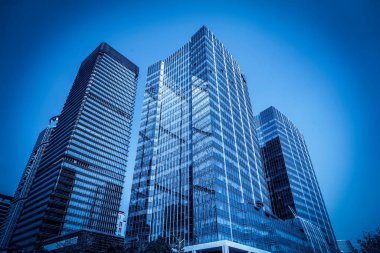 Şehir merkezindeki ticari binaların mimari manzarası