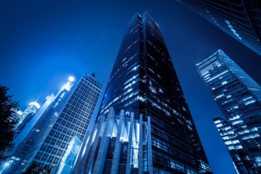 Modern binanın arka planındaki ışık yolları 