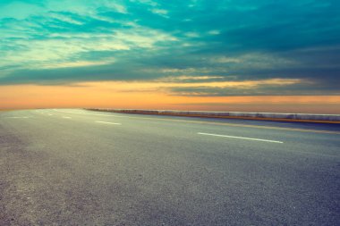 Boş asfalt kaldırım ve güzel gökyüzü bulutu