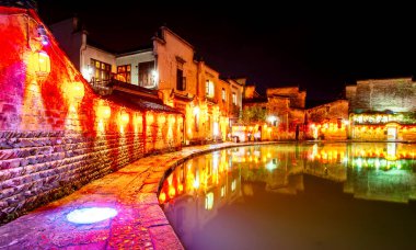 Anhui, Çin 'deki Hongcun Antik Kasabası' nın gece manzarası.