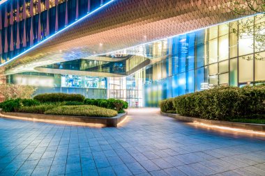 Gece Şangay şehir binaları ve bulanık araba ışıkları