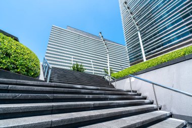 Çağdaş mimari ofis binası, şehir manzarası, kişi başı