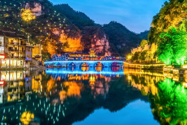 Antik Zhenyua şehrinin güzel gece manzarası