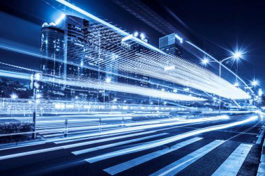 Shenzhen şehir binaları geceleri bulanık araba ışıkları