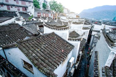 Fenghuang 'ın çok güzel bir manzarası var.