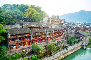 Fenghuang 'ın çok güzel bir manzarası var.