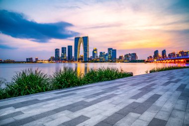 Şehir silüeti ve Park Lak