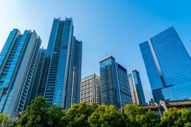 Şehir merkezindeki ticari binaların mimari manzarası