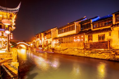 Suzho 'daki antik bir kasabanın gece manzarası.