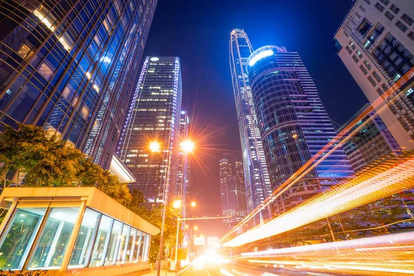 深圳市的建筑物在夜间和模糊的车灯 — 图库照片