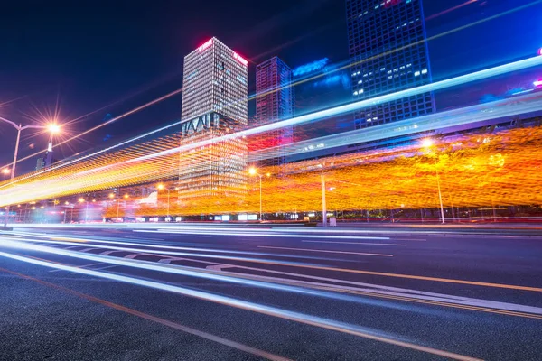 深圳市的建筑物在夜间和模糊的车灯 — 图库照片