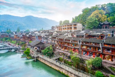 Fenghuang 'ın çok güzel bir manzarası var.