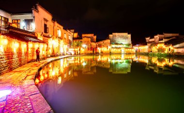 Anhui, Çin 'deki Hongcun Antik Kasabası' nın gece manzarası.