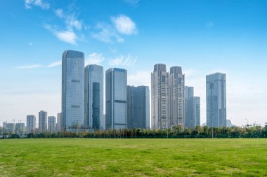 Şehir merkezindeki ticari binaların mimari manzarası