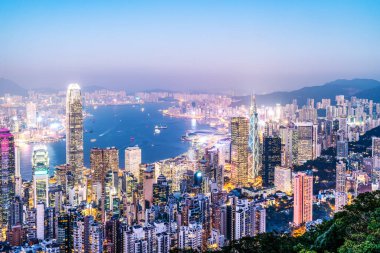 Hong Kong şehir merkezindeki modern ofis binalarının renkli görüntüleri.