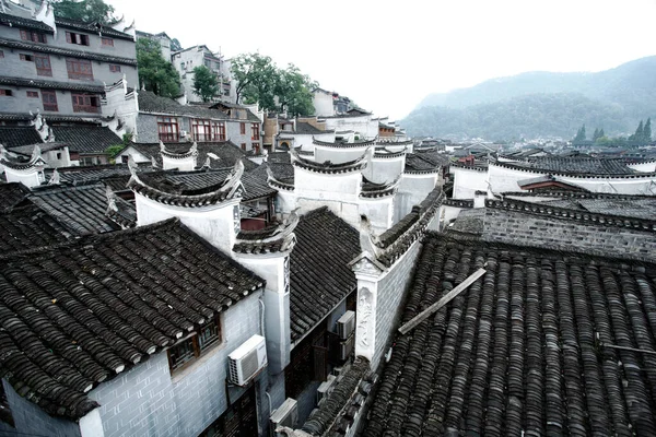 Fenghuang 'ın çok güzel bir manzarası var.