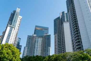 Çağdaş mimari ofis binası, şehir manzarası, kişi başı