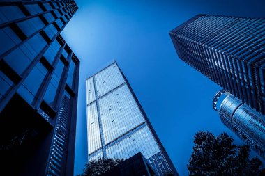 Şehir merkezindeki ticari binaların mimari manzarası