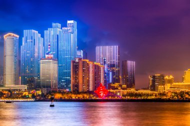 Qingdao 'daki kentsel mimari manzaranın gece manzarası.