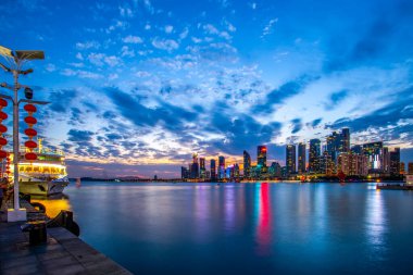 Çin 'de şehir gece silueti