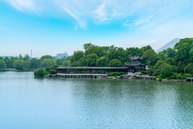 Yunlong Gölü 'nün Peyzaj Mimarisi ve Doğal Manzarası 